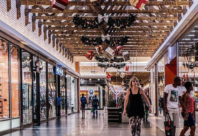 Vánočně vyzdobené obchodní centrum