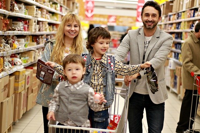 Rodina na nákupu v obchodě