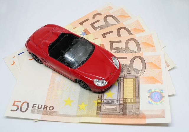 červené auto, vějíř euro bankovek