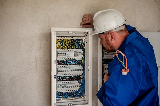 elektro skříň, kabely, elektrikář