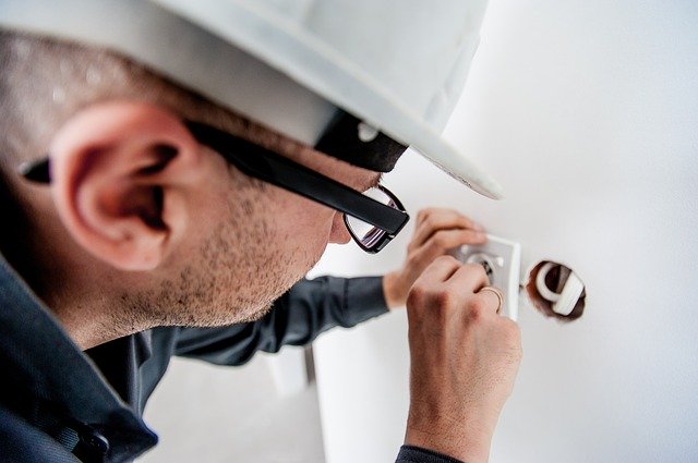 elektrikář, zásuvka, instalace